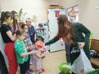 Хабаровские делороссы поздравили детей из туберкулёзного диспансера